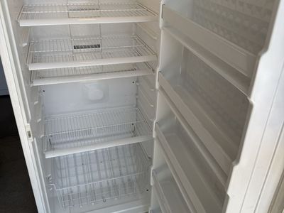 Amana Deepfreeze Upright Freezer White works great its plug in for u to see $100