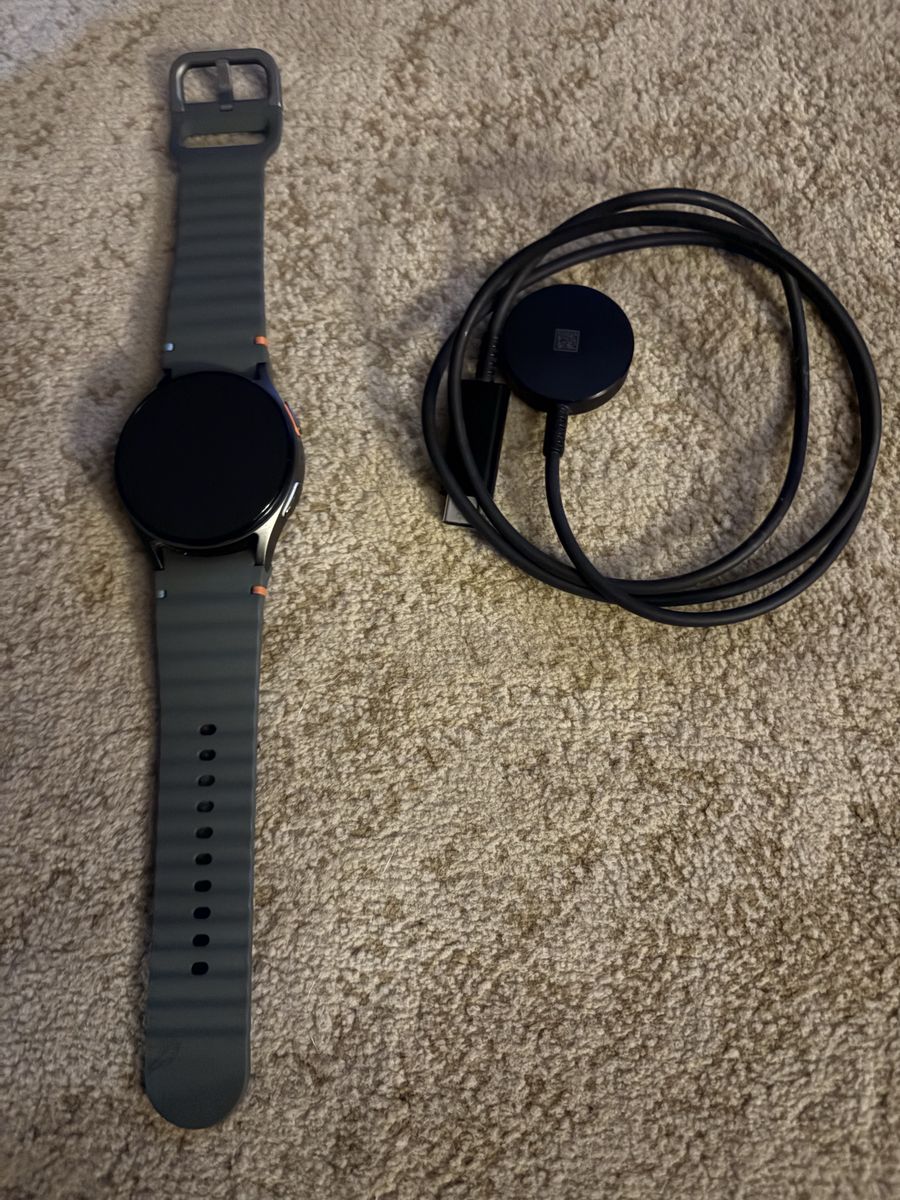 Samsung Galaxy Watch7 Smartwatch with Gray/green Silicone Band and Charger