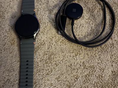 Samsung Galaxy Watch7 Smartwatch with Gray/green Silicone Band and Charger