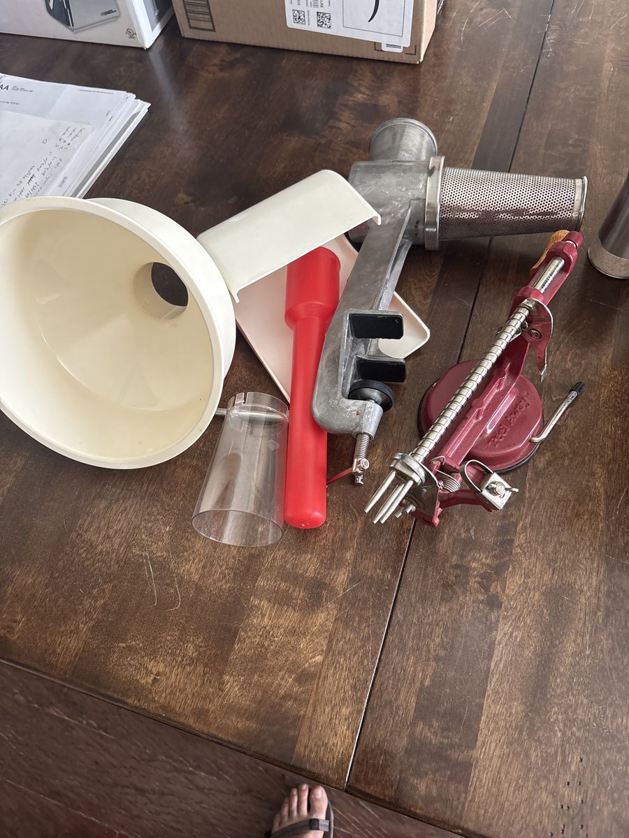 Applesauce making set + apple corer and peeler