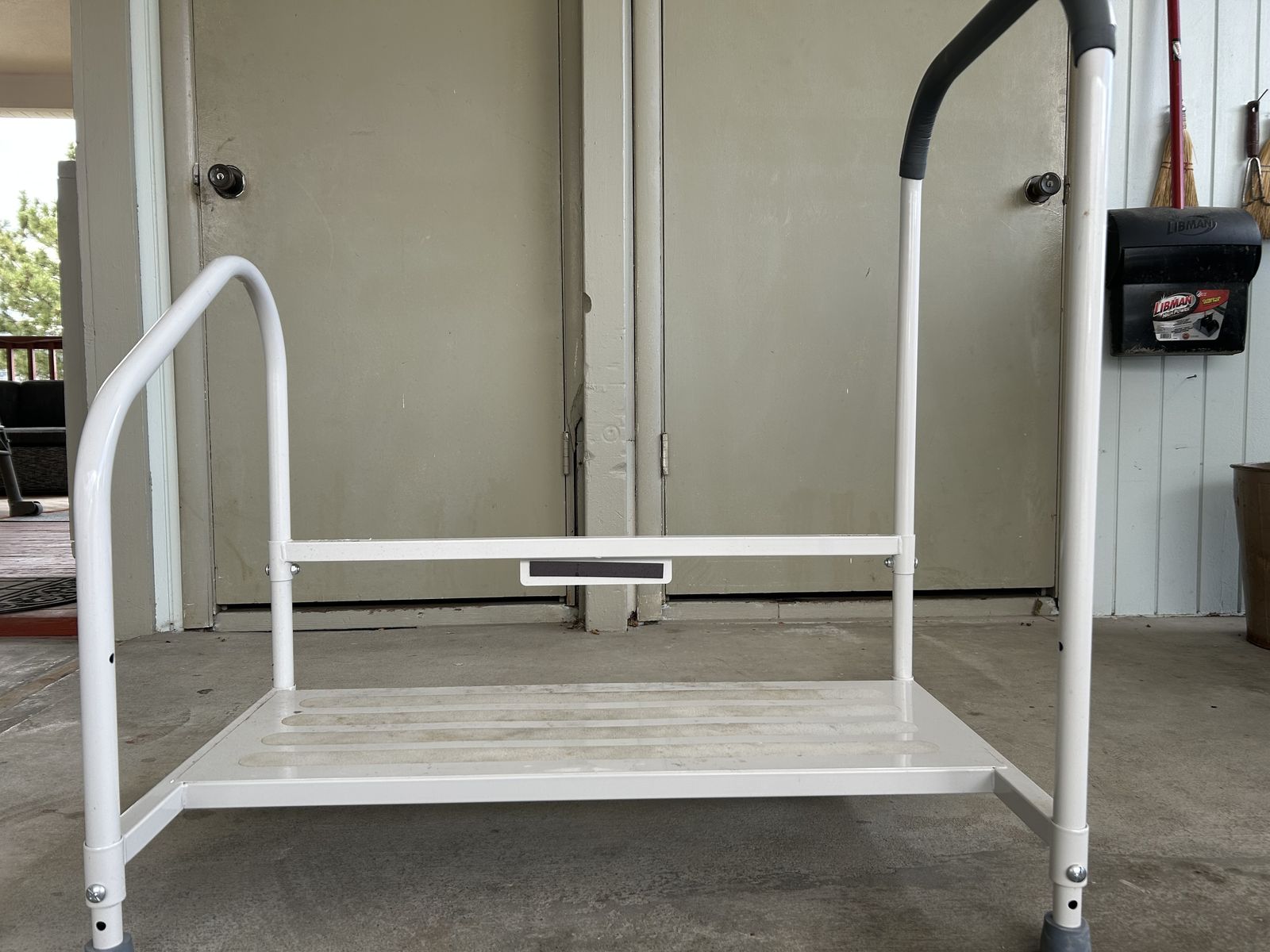 wide step to aid in getting into and out of bed