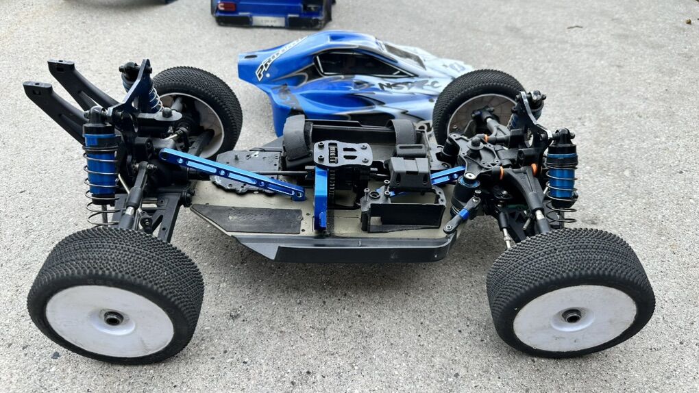 Team Associated RC8 1:8 Race Buggy