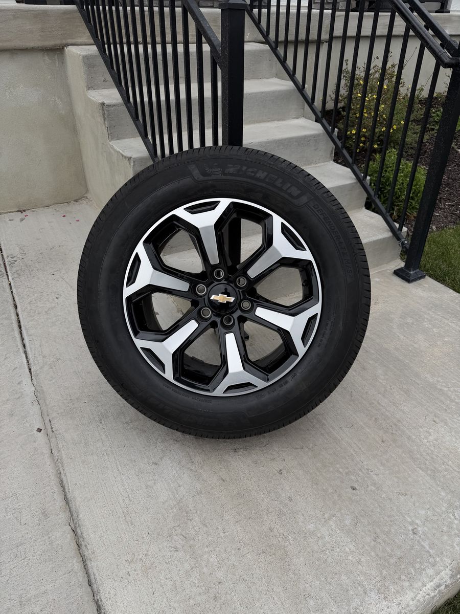 Chevy Silverado 1500 Tahoe Rims and Tires 275/60R20 Michelin