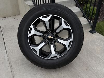 Chevy Silverado 1500 Tahoe Rims and Tires 275/60R20 Michelin