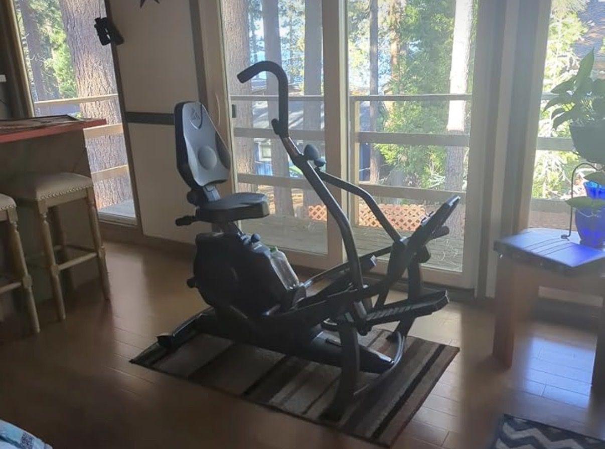 Teeter FreeStep LT3 Recumbent Cross Trainer Elliptical with Floor Mat