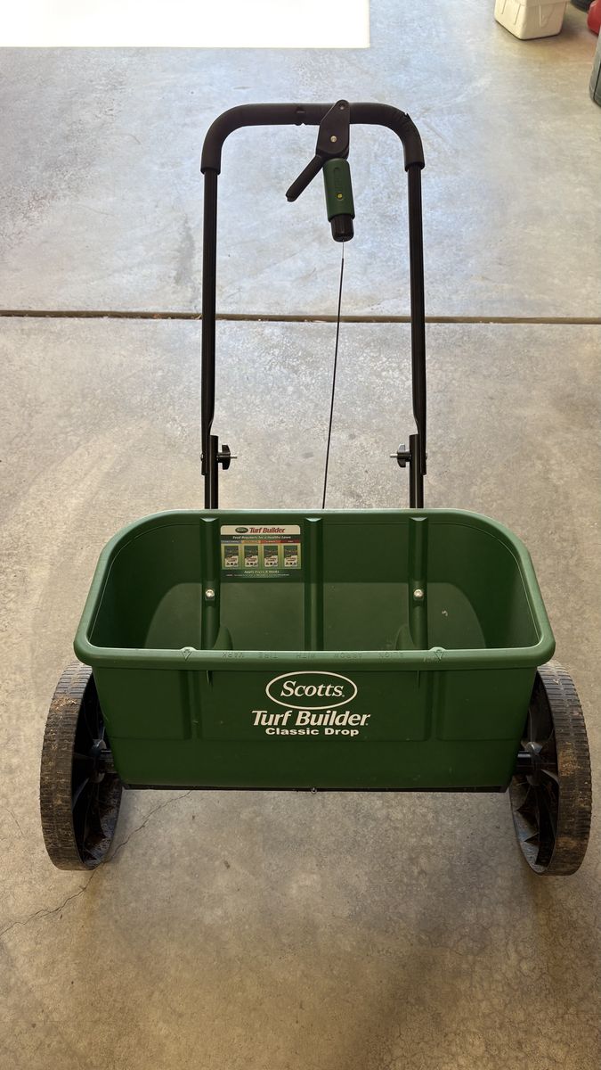 Scotts Turf Builder Classic Drop Spreader