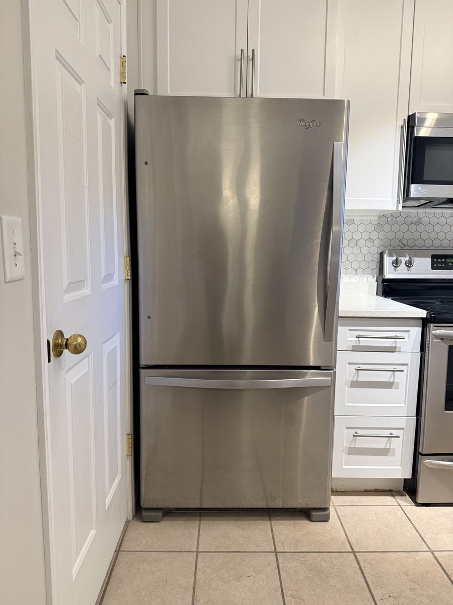 Whirlpool 22 Cu Ft Bottom Freezer Refridgerator