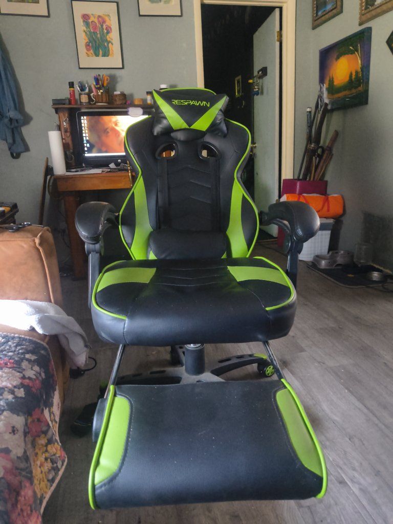 RESPAWN Ergonomic Gaming Chair with Footrest - Black and Green