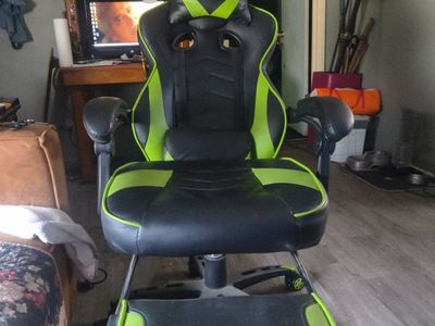 RESPAWN Ergonomic Gaming Chair with Footrest - Black and Green