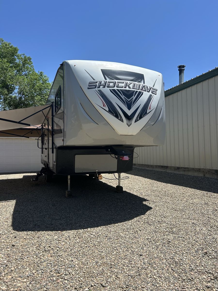 Forest River Shockwave G-Series F28FWGDX Toy Hauler - Solar On Board, Arctic Package