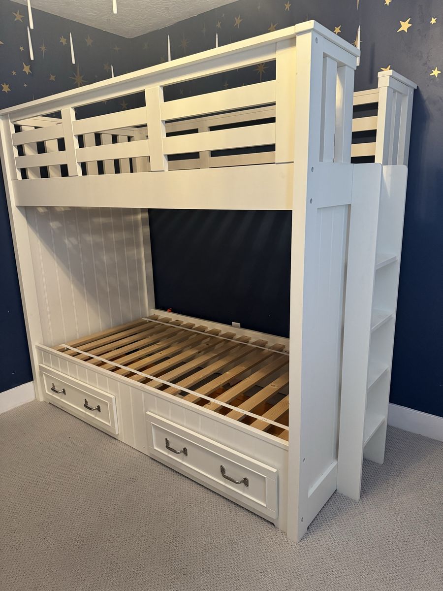 Twin bunk bed