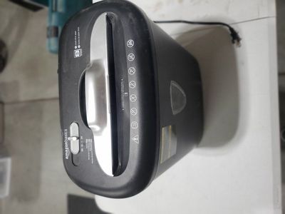 AmazonBasics 8-sheet cross-cut paper shredder