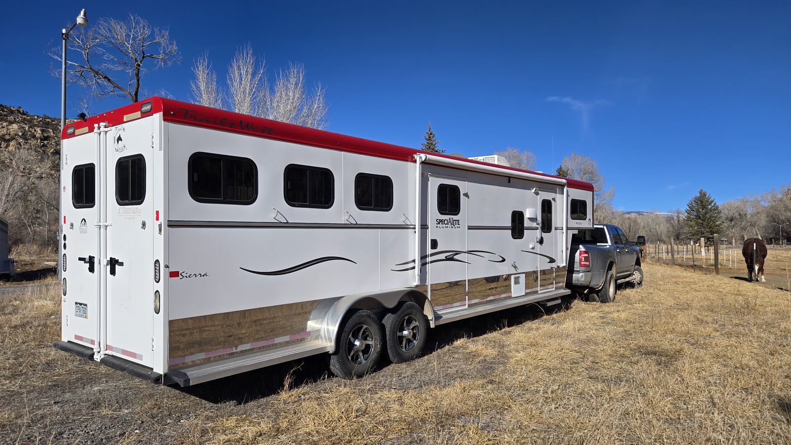 Immaculate Trails West Sierra Living Quarter's Horse Trailer