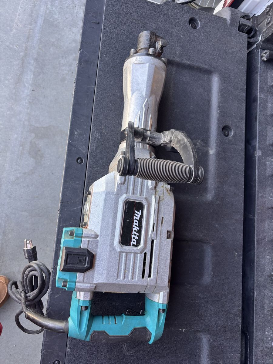 Makita hm1304 b demolition hammer/jack hammer with tips(corded)