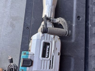 Makita hm1304 b demolition hammer/jack hammer with tips(corded)