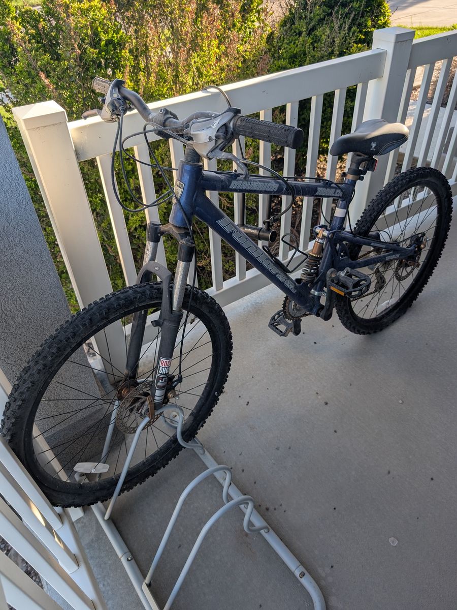 Iron Horse mountain bike 17 inch only ridden 22 miles