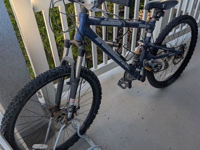 Iron Horse mountain bike 17 inch only ridden 22 miles