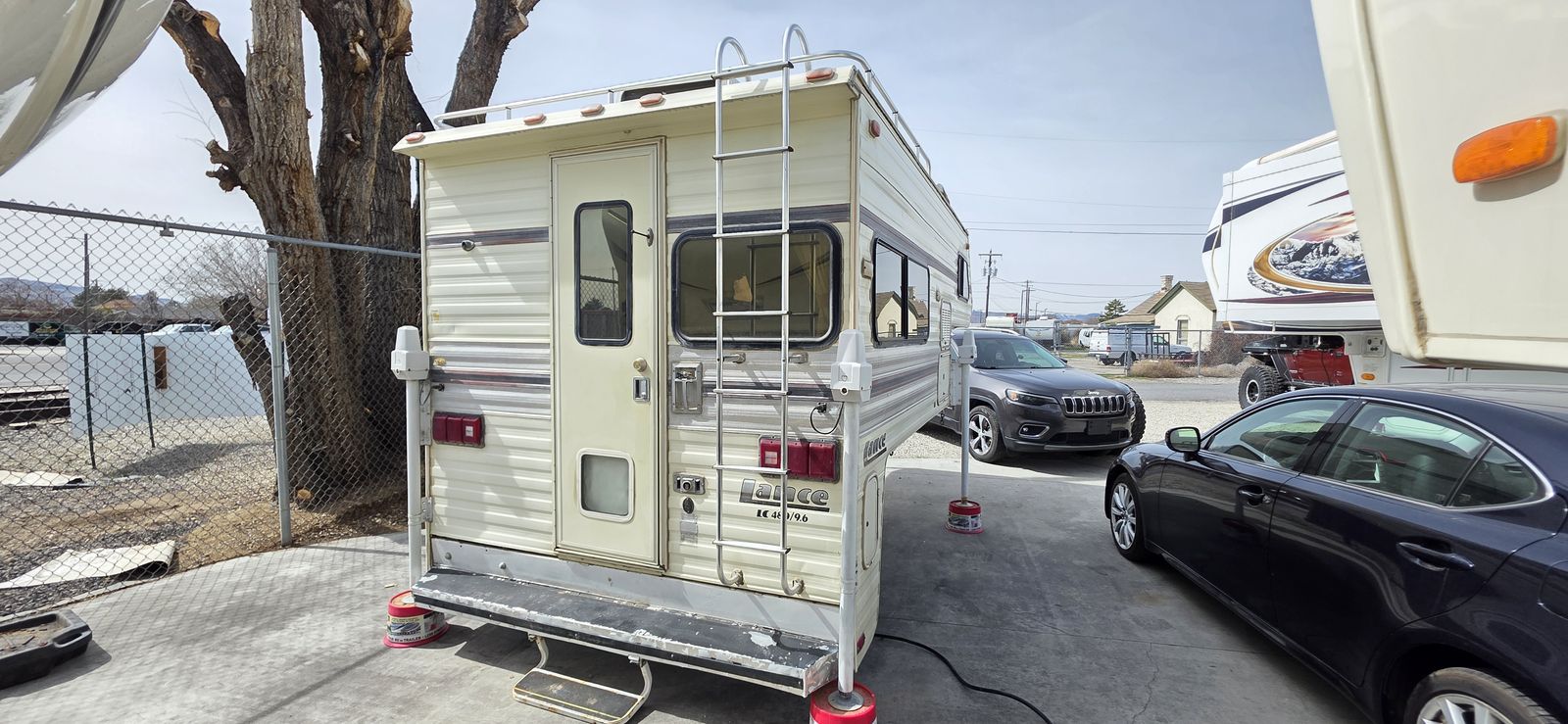 1991 Lance 480 (9.6) Long Bed Truck Camper, Electric Leveling $5,000 fully self contained