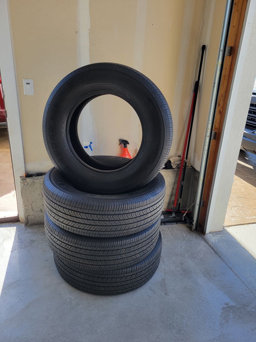 Set of 4 Yokohama tires 245/70R18 like new