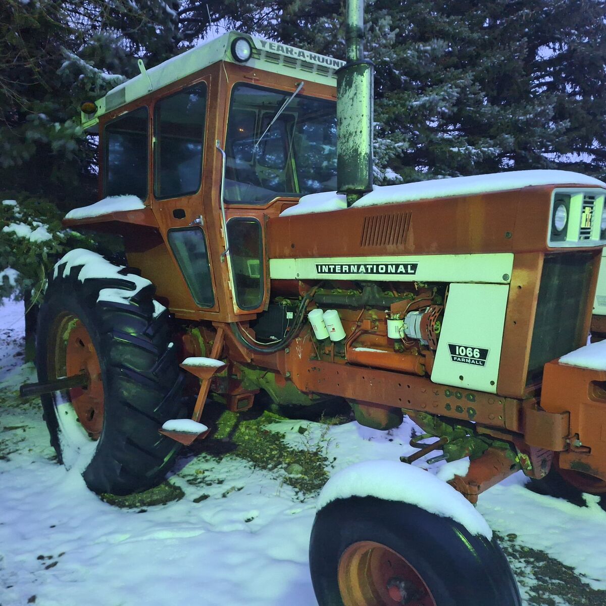 Farmall International 1066 tractor