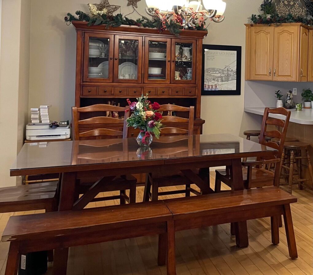 Dinning Room Table, 4 Chairs, 1 Bench