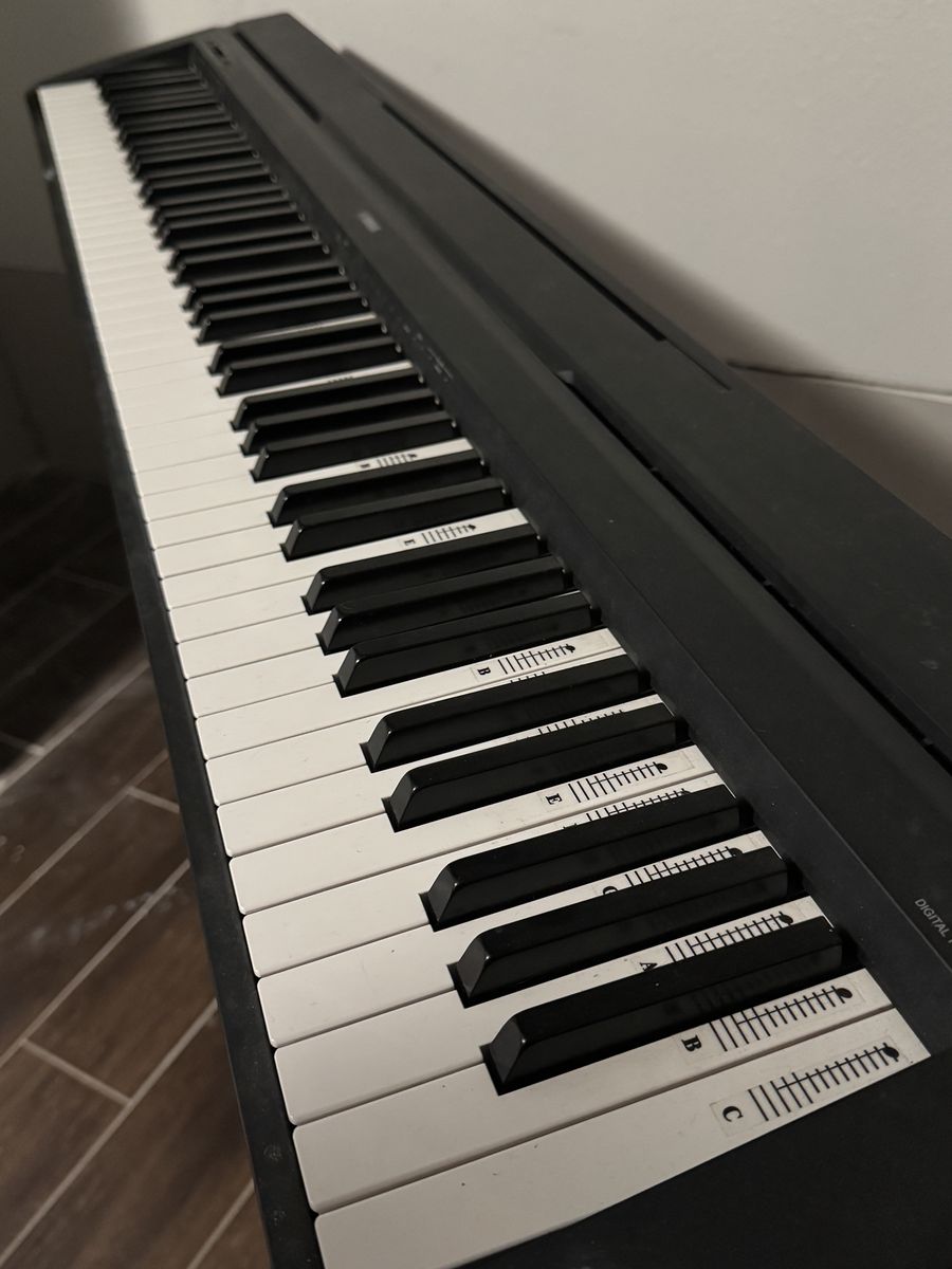 Yamaha 88-Key Weighted Digital Piano — Excellent Condition + Pedal/Stand (FREE delivery available!) model P-45B