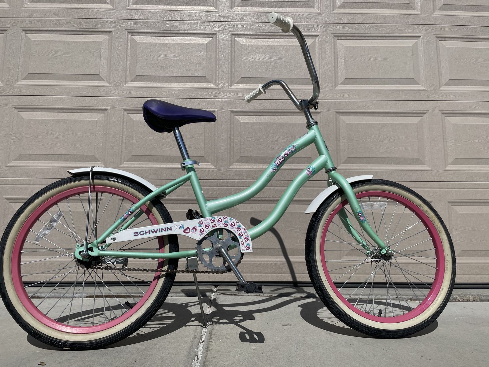 Girls Schwinn Cruiser 20” Mint Green and Pink