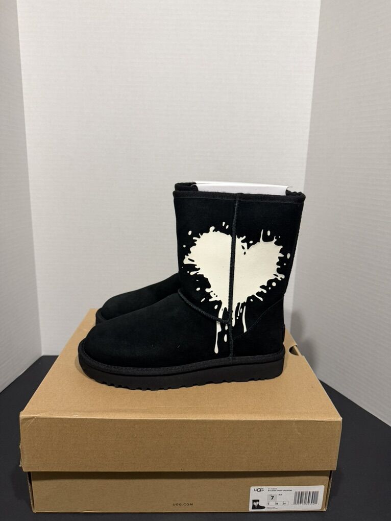 New UGG Classic Short Valentine Black Boots Sz 7