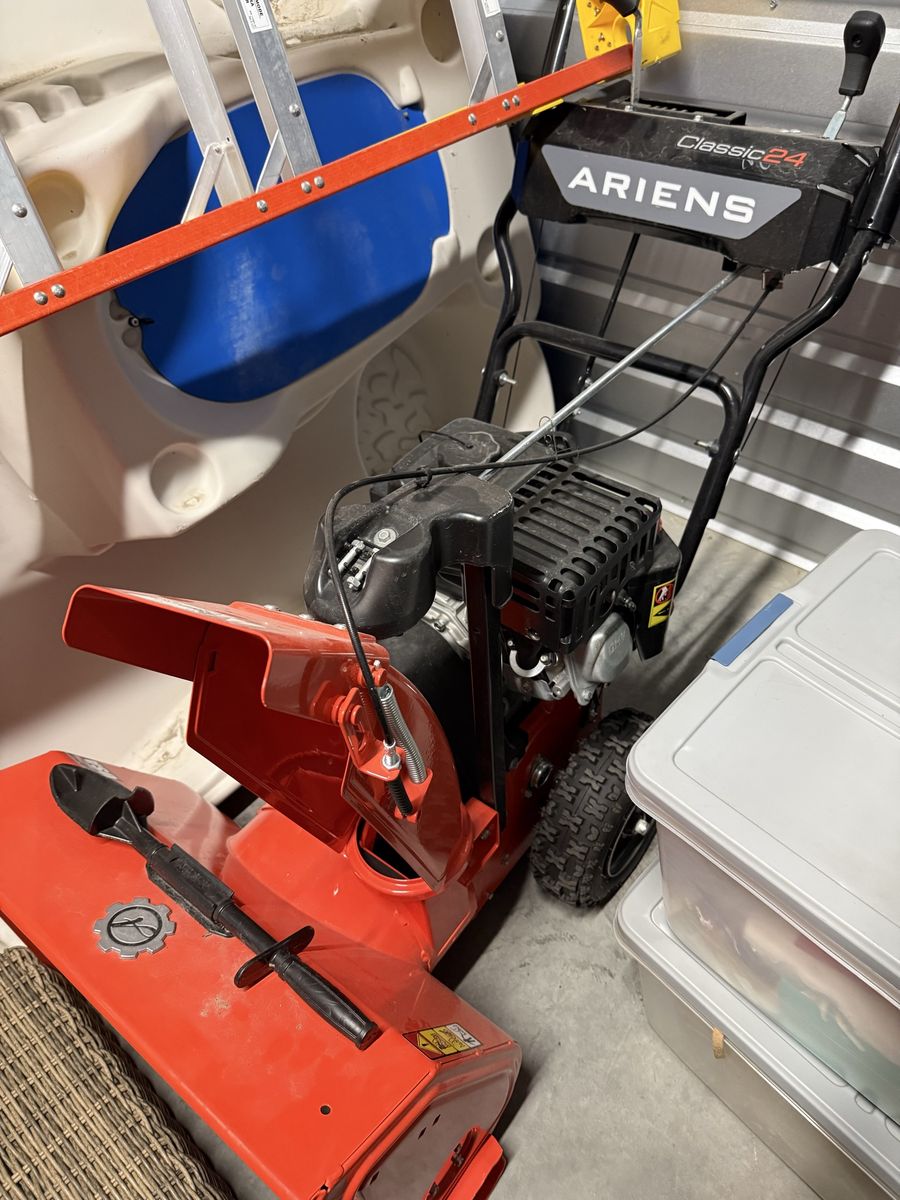 Ariens Classic 24 Snowblower – Excellent Condition