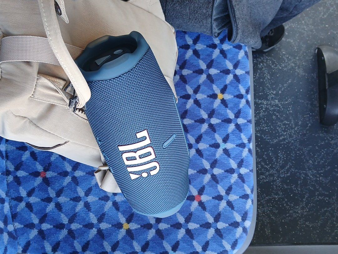 JBL CHARGE 6 & AIRPODS PRO 3