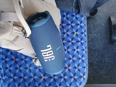 JBL CHARGE 6 & AIRPODS PRO 3