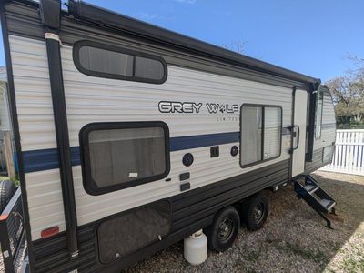 2020 Forest River Cherokee Grey Wolf 22MKSE – Great Condition + Extras!
