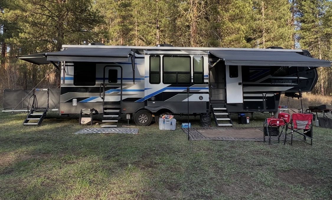 2018 Raptor 355ts 39’ 5th wheel toy hauler