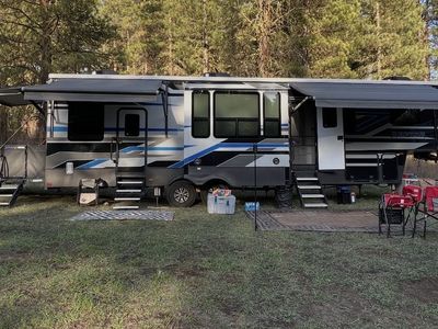 2018 Raptor 355ts 39’ 5th wheel toy hauler