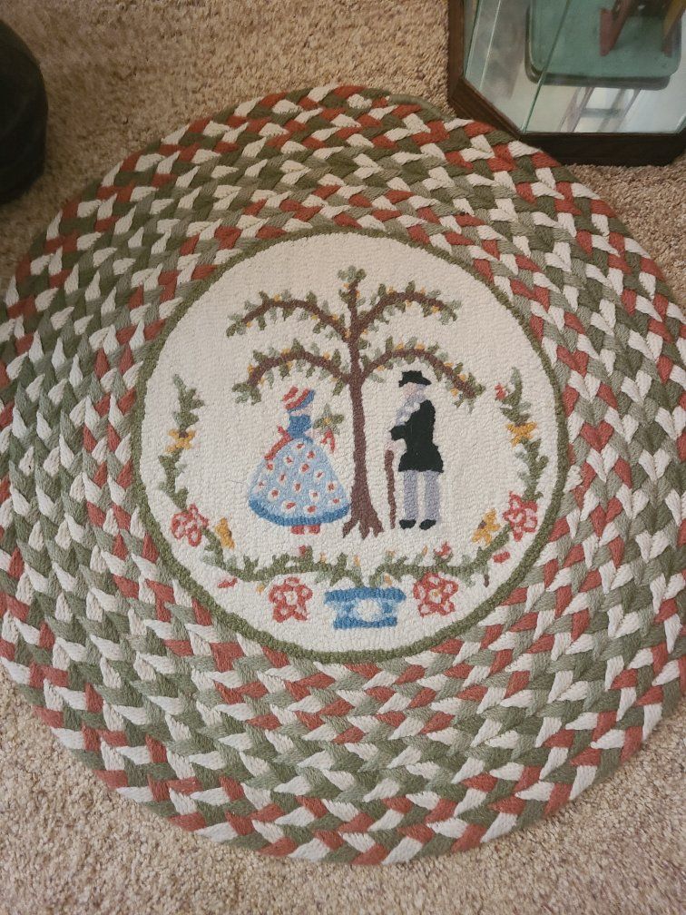Antique Colonial Style Braided Round Rug with Folk Art Couple Design