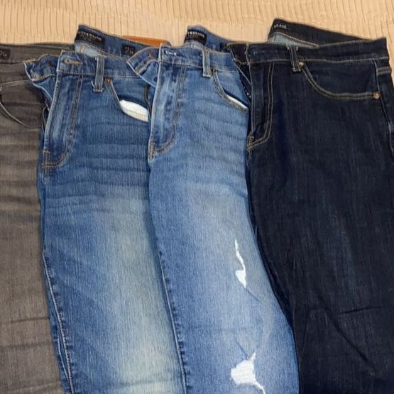 4 lucky mens jeans and 1 Kenneth Cole athletic and slim Fit - Sizes 32x30 and 33x30 - Excellent Condition