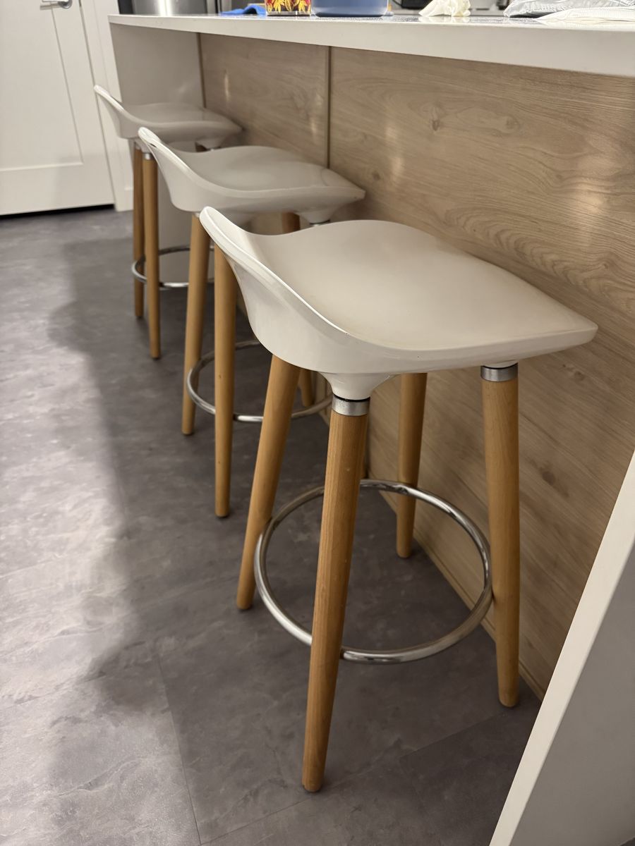 3x kitchen island stools