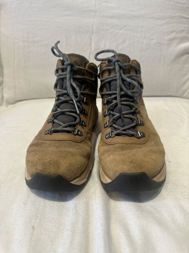 Columbia Women’s Size 7 Camel Mid Hiking Boots