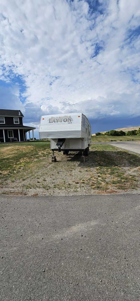 2001 Layton Skyline 26ft Gooseneck Trailer with bunks