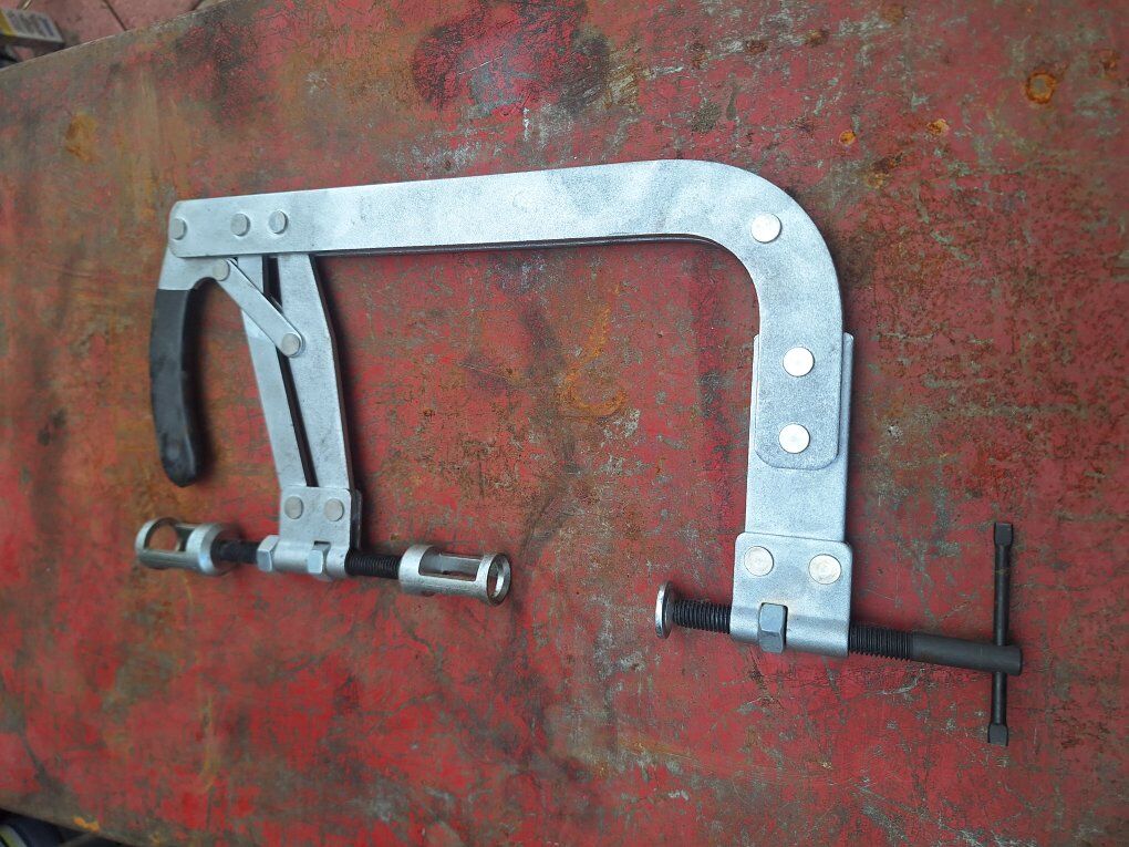 Valve spring compression tool