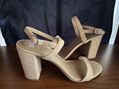 Taupe/Suede Woman's Dress Shoe Size 8.5. Chunky heel is 3.5".