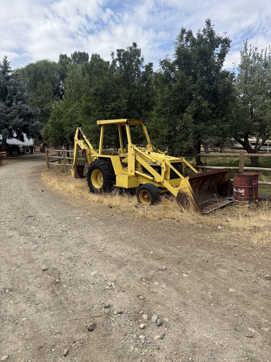 Allis-Chalmers 715 Backhoe Loader