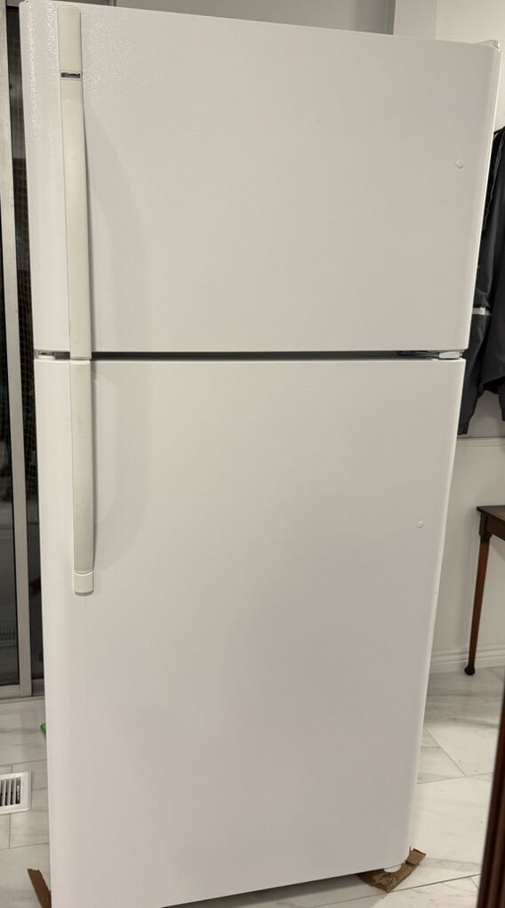 Kenmore Top Freezer Refrigerator with Ice Maker.
