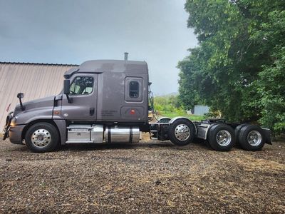 2018 Freightliner Cascadia flat top