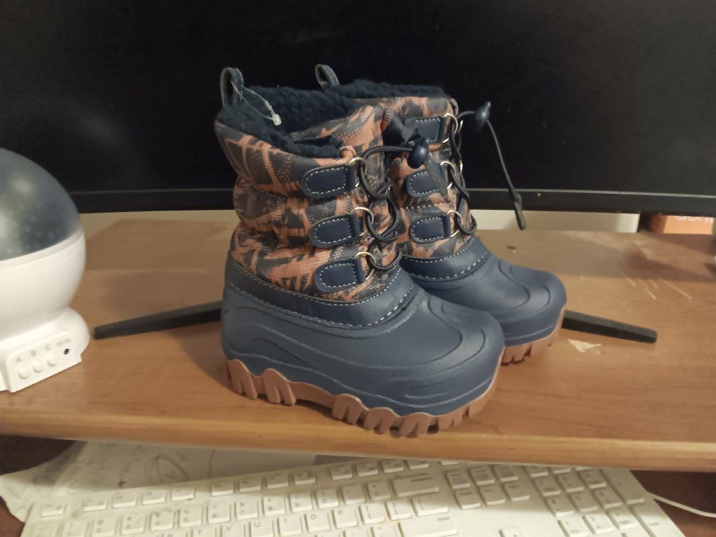 Toddler 7/8 unused snow boots