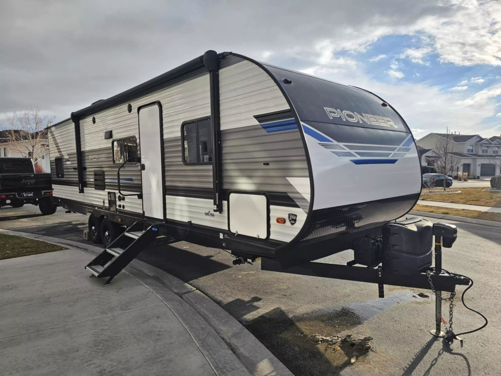 New condition 2023 Heartland Pioneer QB300.