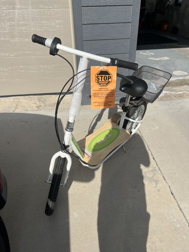 NEW!  RAZOR EcoSmart Metro Electric Scooter