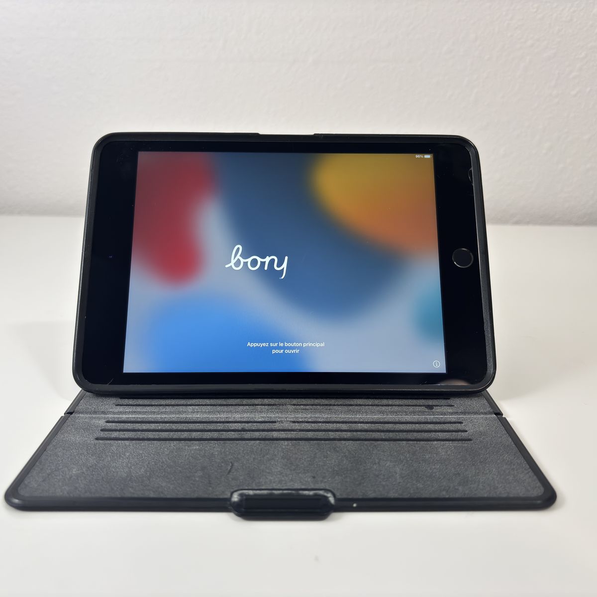 Apple iPad Mini 4 32GB 7.9 Tablet w/ OtterBox Case