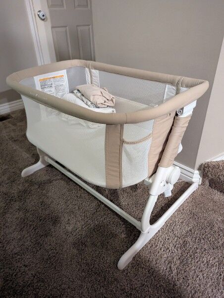 Baby Delight Beside Me Dreamer Bassinet | Organic Oat color + 4 fitted sheets and pee pads
