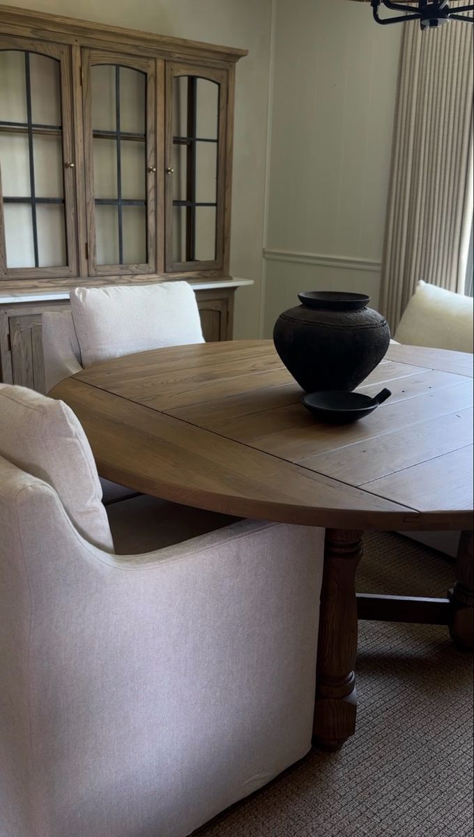 Round Wood Pedestal Dining Table - Seats 6 + Excellent Condition